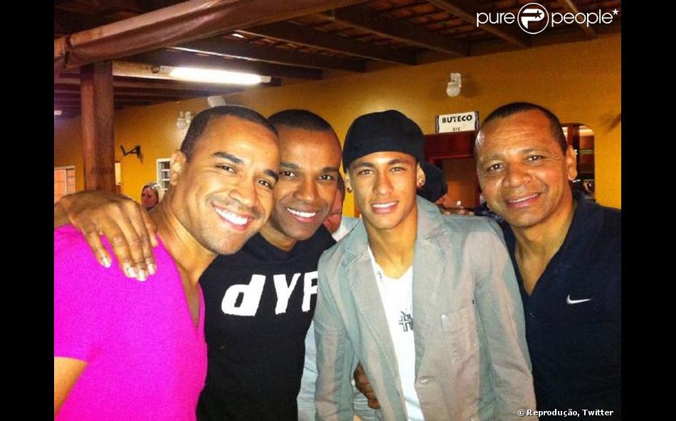 Neymar agora é dono de parte dos direitos do grupo Só Pra Contrariar (21 de novembro de 2013)