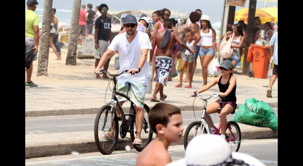 Foto Marcelo Serrado Aproveita Dia De Sol E Anda De Bicicleta A