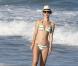 Nathália Dill mostra boa forma em praia de Trancoso, na Bahia