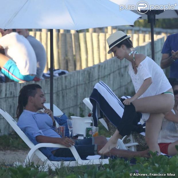 Nathalia Dill troca de roupa na frente do namorado