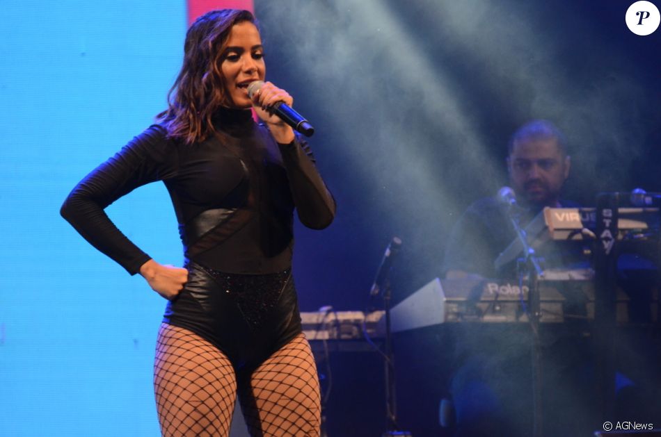 Anitta virou o rosto ao ser abordada por fã em Belém, informou a coluna 'Retratos da Vida', do jornal 'Extra', nesta segunda-feira, 30 de janeiro de 2017