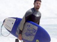 Cauã Reymond capricha no filtro solar em dia de surfe em praia do Rio. Fotos!