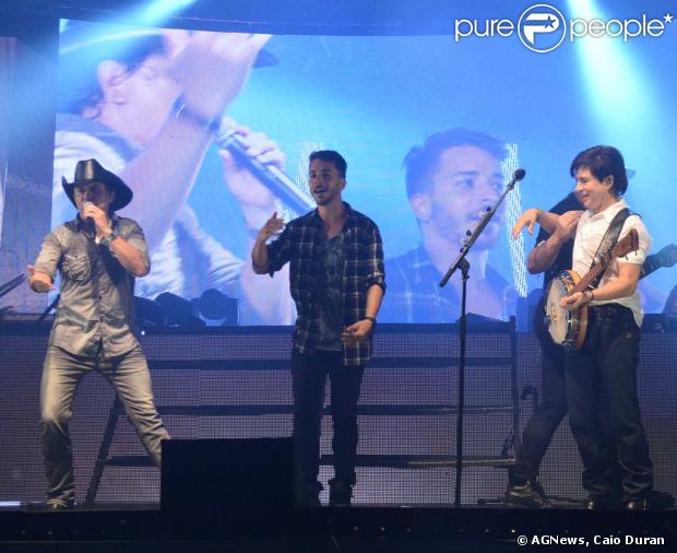 Junior Lima se apresentou no show de Chitãozinho &amp; Xororó na noite desta sexta-feira (21 de março de 2014)