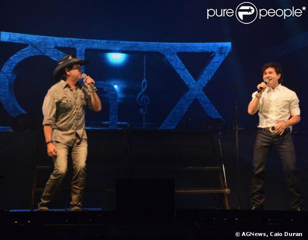Xororó agradeceu a participação de Junior Lima no show