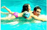 Jayme Matarazzo nada em piscina e leva a irmã caçula, Maysa, nas costas