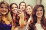 Filha de Xuxa, Sasha curte férias e sai com amigas, entre elas Bruna Marquezine