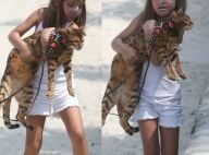 Filha de Grazi, Sofia rouba a cena com seu batom prateado em passeio com gato