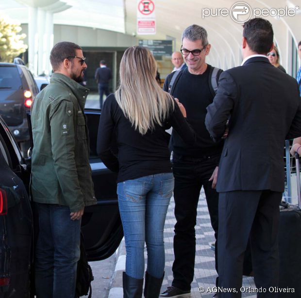 Cauã Reymond desembarca no aeroporto de Congonhas, em São Paulo, em 3 de junho de 2014