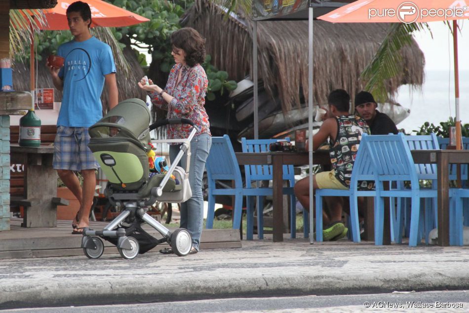 Larissa Maciel faz passeio com a filha, Milena, na orla da Barra da Tijuca, no Rio (7 de julho de 2014)