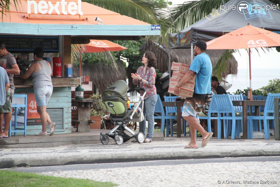Larissa Maciel faz passeio com a filha, Milena, na orla da Barra da Tijuca, no Rio (7 de julho de 2014)