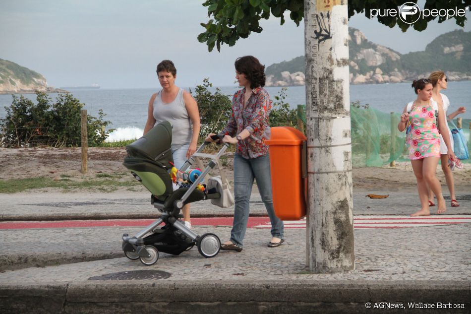 Larissa Maciel faz passeio com a filha, Milena, na orla da Barra da Tijuca, no Rio (7 de julho de 2014)