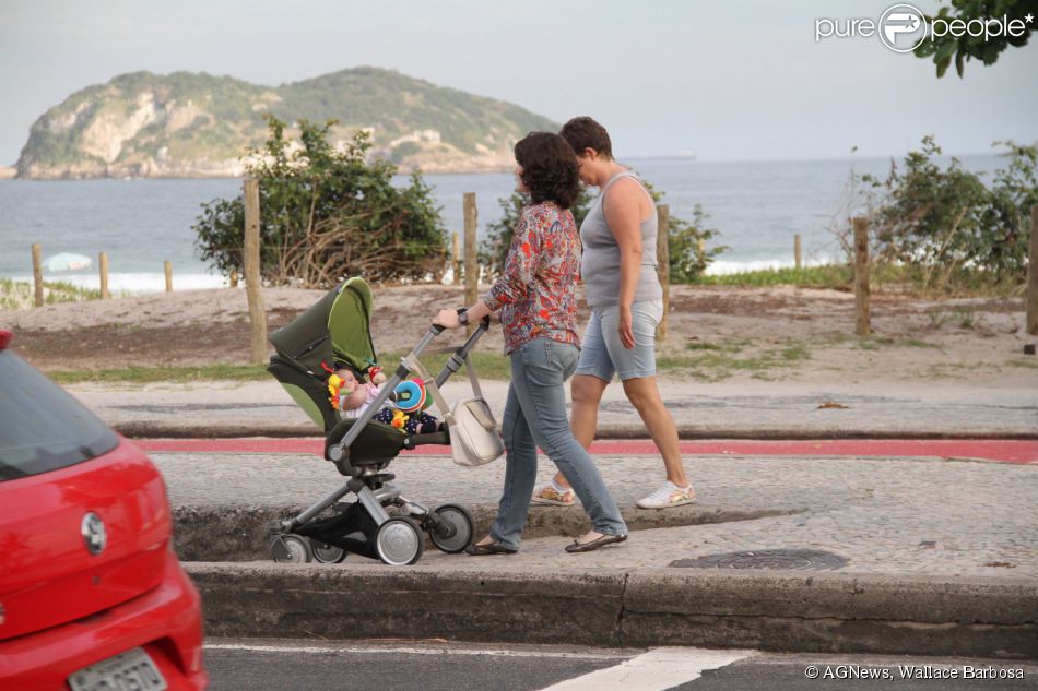Larissa Maciel faz passeio com a filha, Milena, na orla da Barra da Tijuca, no Rio (7 de julho de 2014)