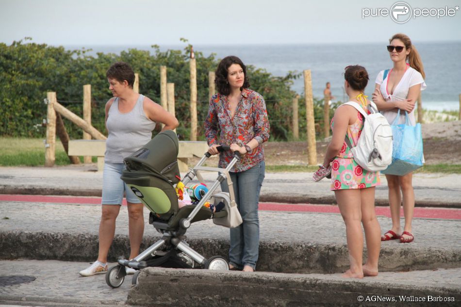 Larissa Maciel faz passeio com a filha, Milena, na orla da Barra da Tijuca, no Rio (7 de julho de 2014)
