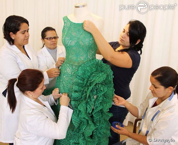 Ivete Sangalo usou vestido da estilista Martha Medeiros na cerimônia de encerramento da Copa do Mundo, neste domingo, 13 de julho de 2014 - fotos Purepeople