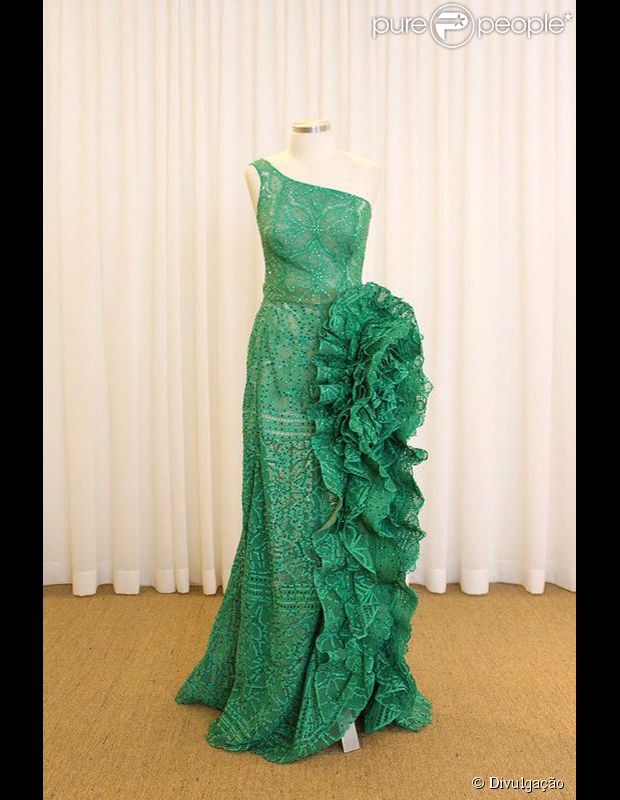 Ivete Sangalo usou vestido da estilista Martha Medeiros na cerimônia de encerramento da Copa do Mundo, neste domingo, 13 de julho de 2014 - fotos Purepeople
