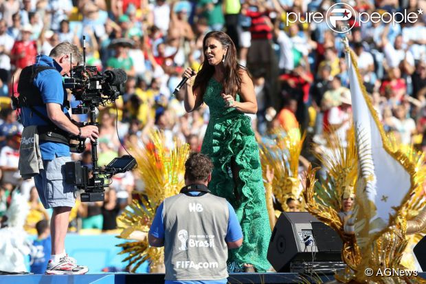 Ivete Sangalo usou vestido da estilista Martha Medeiros na cerimônia de encerramento da Copa do Mundo, neste domingo, 13 de julho de 2014 - fotos Purepeople