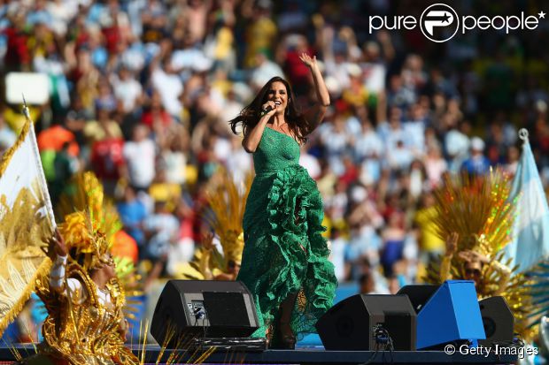 Ivete Sangalo usou vestido da estilista Martha Medeiros na cerimônia de encerramento da Copa do Mundo, neste domingo, 13 de julho de 2014 - fotos Purepeople