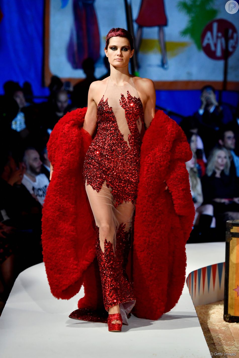 As brasileiras Alessandra Ambrosio e Isabeli Fontana desfilaram pela grife