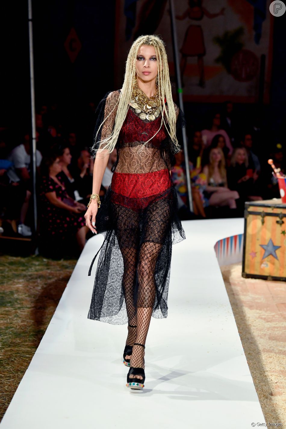 A transparencia foi uma das tendÃªncias aproveitadas por Jeremy Scott nas passarelas