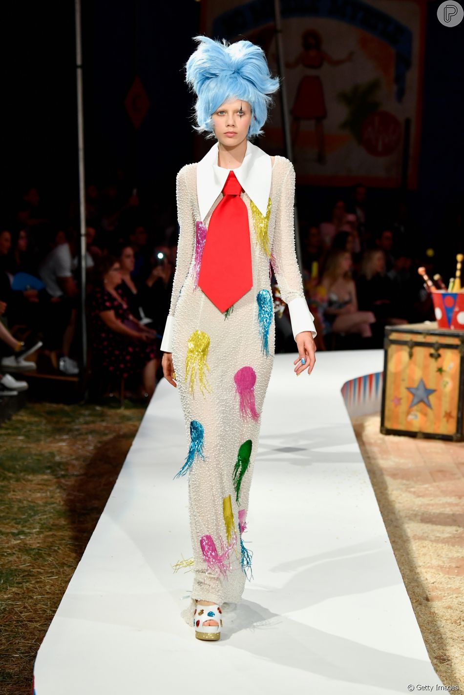 As perucas usadas pelas modelos apareceram de diversos formatos e cores