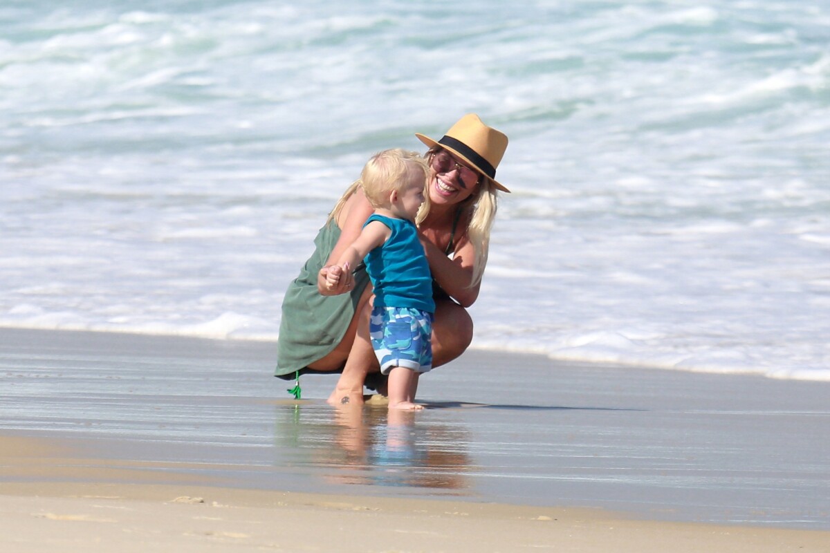 Foto Karina Bacchi Molha Os P S Do Filho Enrico No Mar Da Praia Da