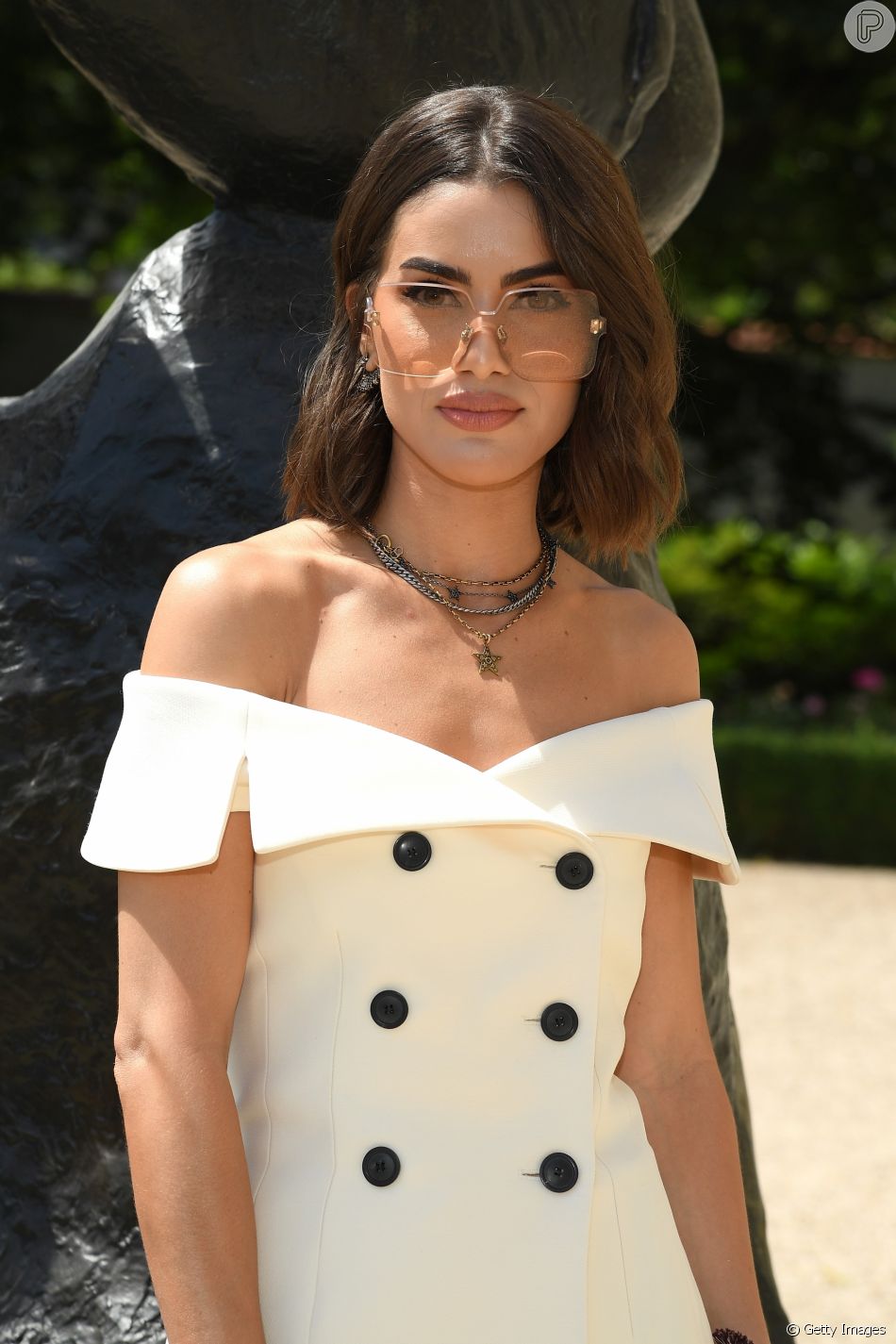 A influencer Camila Coelho investiu no decote ombro a ombro e nos óculos com cara de anos 90 da Dior