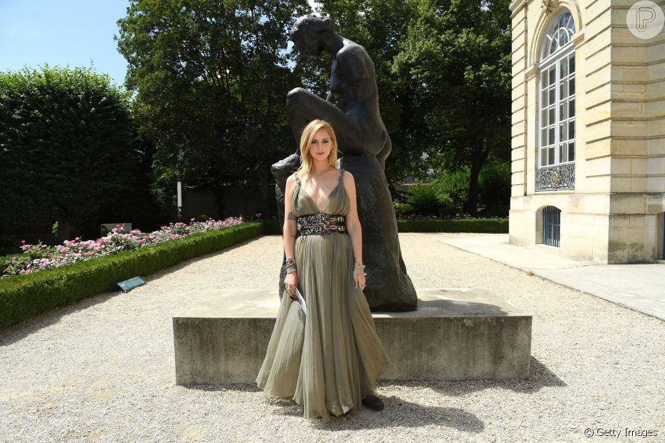 O vestido bem feminino de Chiara Ferragni para prestigiar o desfile da Dior