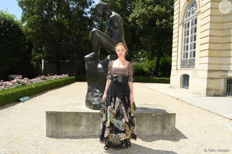 O look completo da atriz Kate Bosworth para prestigiar o desfile da Dior na Semana de Moda em Paris