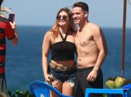 Wesley Safadão posa com fãs e exibe silhueta mais magra em praia no Rio. Fotos!