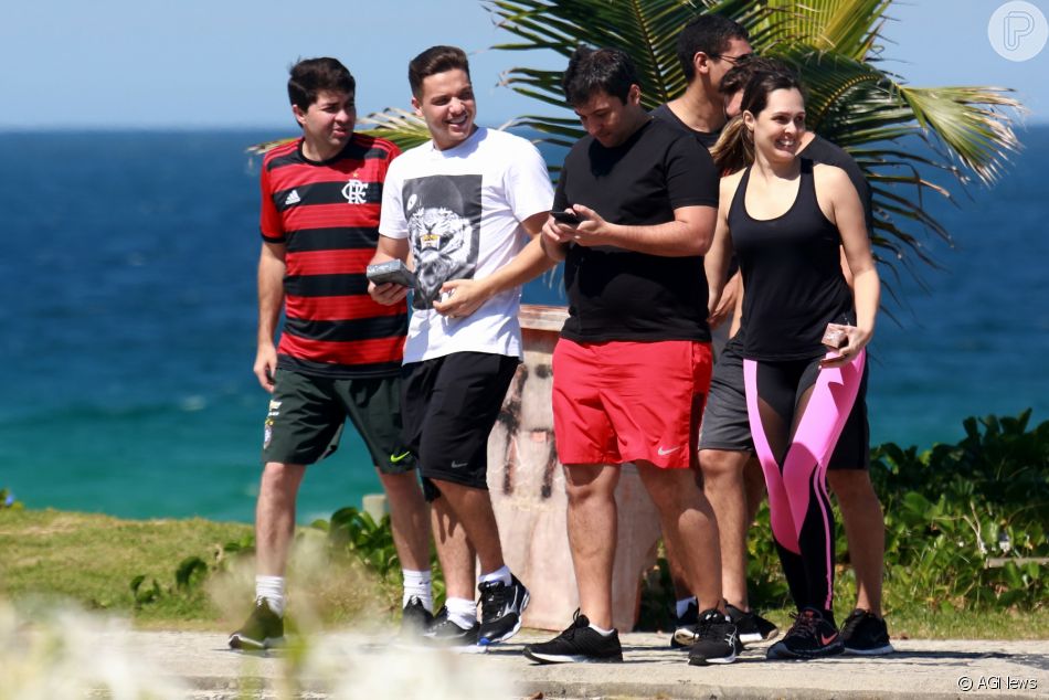 Com amigos, Wesley Safadão relaxou na orla da Praia na Barra da Tijuca