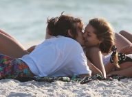 Beijos à beira-mar! Sasha Meneghel e Bruno Montaleone vão à praia no Rio. Fotos!