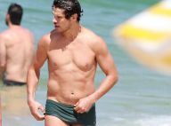 José Loreto curte dia de praia acompanhado de amigo na Barra da Tijuca, no Rio