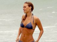 Carolina Dieckmann exibe corpo em forma ao ser clicada de biquíni por Angélica