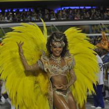 A atriz mostrou samba no pé