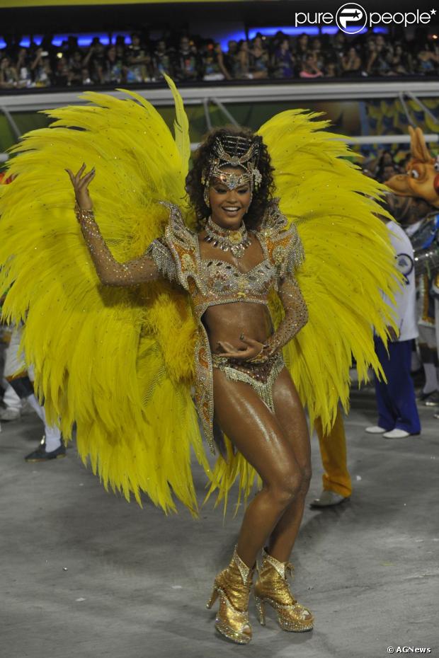 Juliana Alves mostrou muito samba no pé em sua estreia como rainha de bateria da Unidos da Tijuca na Sapucaí, no Rio, na madrugada desta segunda-feira, 11 de fevereiro