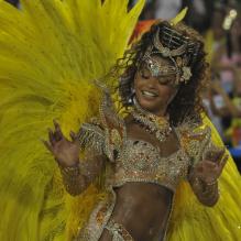 Juliana estava de amarelo, cor da escola de samba