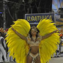 Juliana Alves mostrou muito samba no pé em sua estreia como rainha de bateria da Unidos da Tijuca na Sapucaí, no Rio, na madrugada desta segunda-feira, 11 de fevereiro
