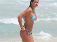 Giulia Costa renova bronze, estuda e troca beijos em praia do Rio. Fotos!