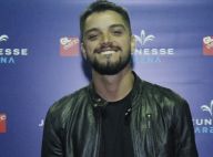 Rodrigo Simas raspa cabelo após novela e exibe novo visual em show. Fotos!