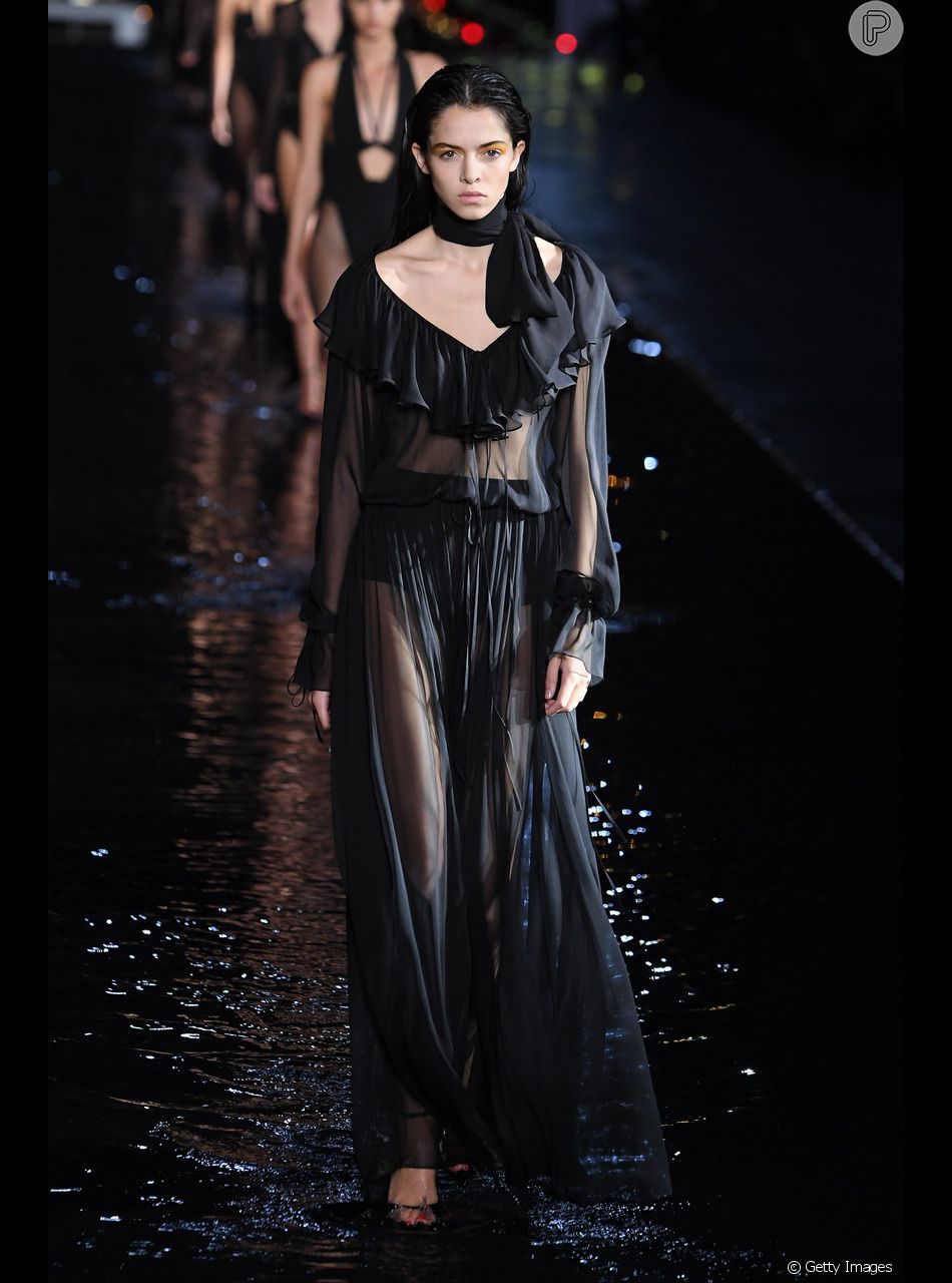 A Yves Saint Laurent combinou babados e transparência no vestido longo