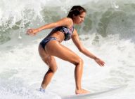 Radical! Isabella Santoni exibe boa forma ao surfar com o namorado. Veja fotos