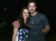 Juliana Paiva e Nicolas Prattes posam abraçados em festa de novela. Fotos!