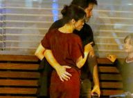Murilo Benício e Débora Falabella trocam carinhos após jantar com filha da atriz