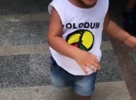 Juliana Alves mostra filha com blusa Olodum e sandália com estampa de arco-íris