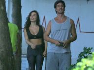 Com marido, Isis Valverde deixa barriga à mostra em look de academia. Fotos!