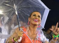 Lívia Andrade combina body cavado com capa de chuva em ensaio de carnaval. Fotos