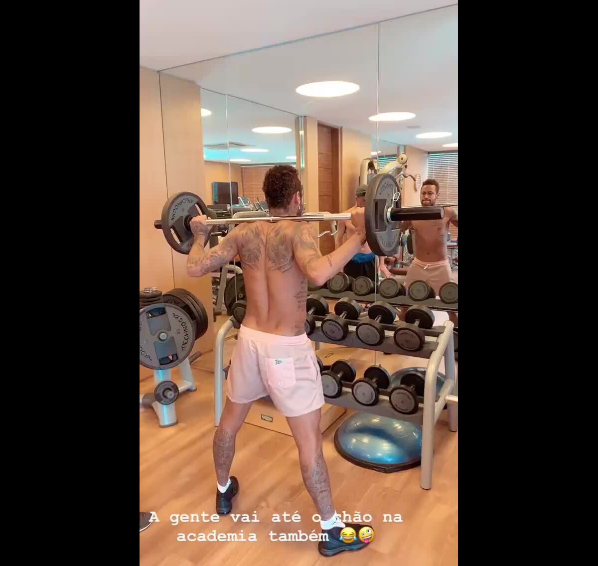 Vídeo Neymar faz série de agachamentos na academia e ironiza críticas