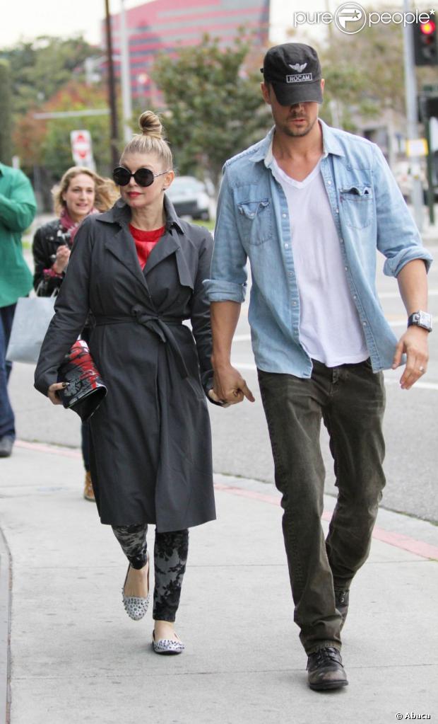  - 20805-fergie-and-josh-duhamel-pose-for-a-fan-620x0-1