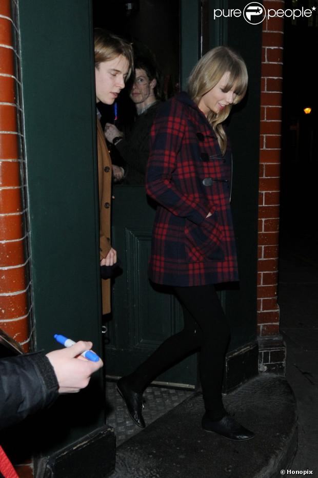Taylor Swift sai de pub londrino na companhia do cantor britânico Tom Odell, em 21 de fevereiro de 2013