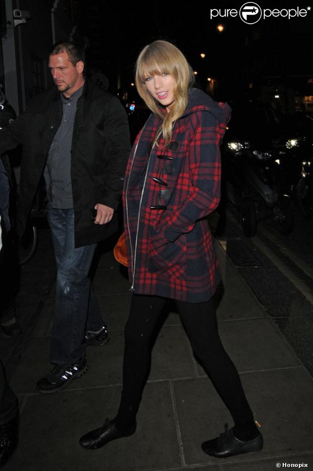 Taylor Swift sai de pub londrino na companhia do cantor britânico Tom Odell, em 21 de fevereiro de 2013
